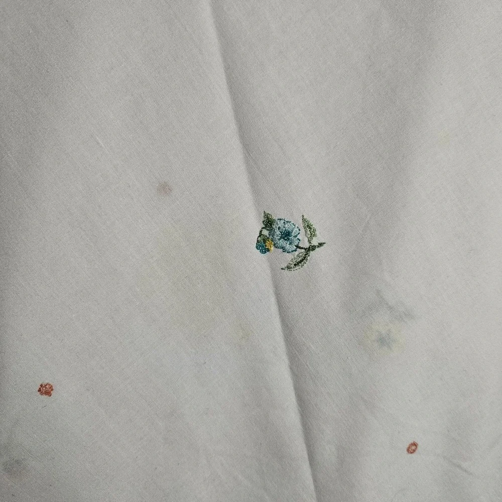 Vintage Round White Tablecloth Scalloped Edge‎ Floral Embroidery 64 Inch Cottage